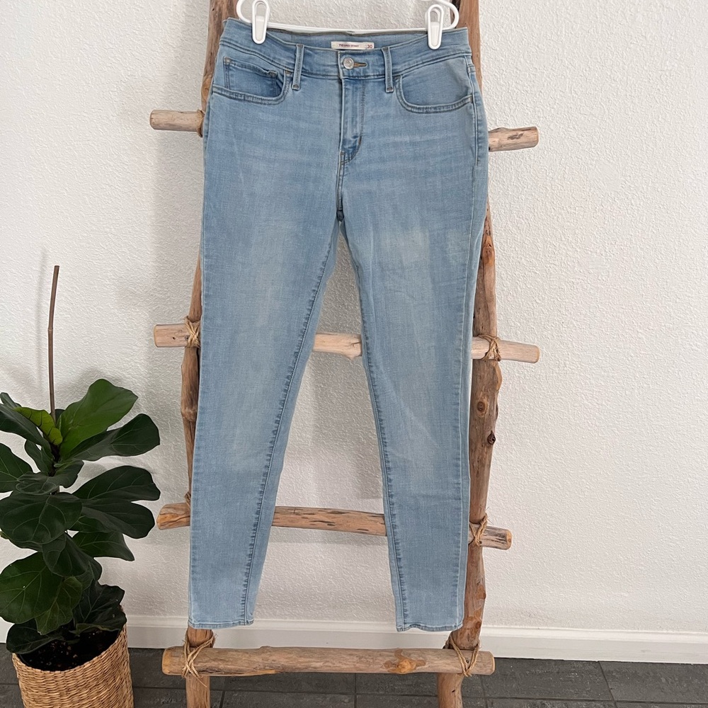 Levi’s 711 Super Skinny